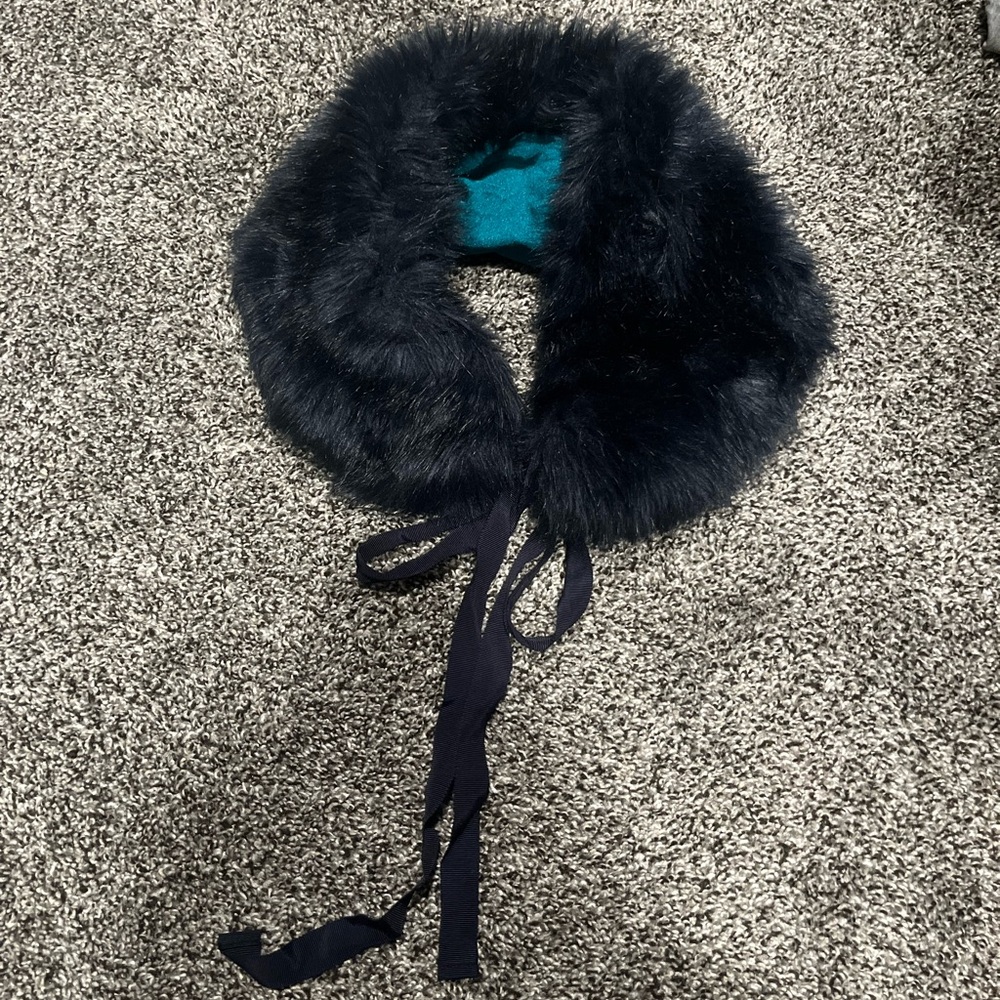 Fur collar with ribbon tie